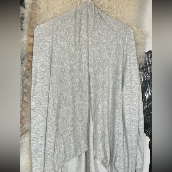 Athleta Pranayama Wrap, light heather gray, Size: XXS, NWT. MSRP: $89.00 - Picture 4 of 8